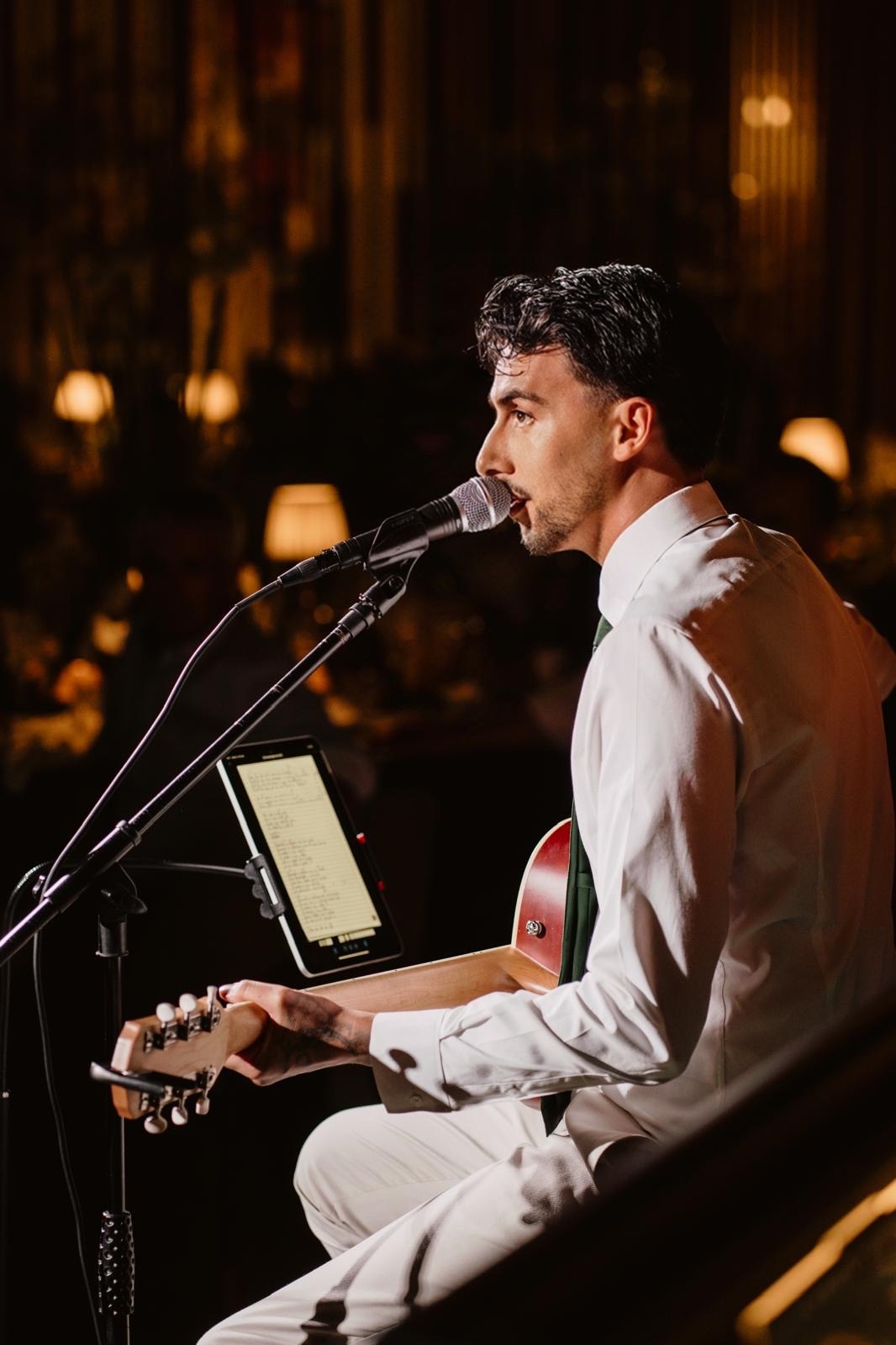 Daniel Faria a cantar e a tocar guitarra num jantar de casamento